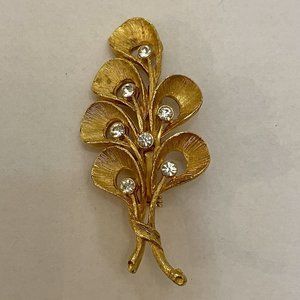 Elegant retro gold-tone pin with 7 czs. Excellent condition jewelry brooch